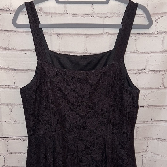 EUC TOPSHOP SLEEVELESS LACE PLEATED MINI DRESS. Black. Size 10. - Picture 4 of 7